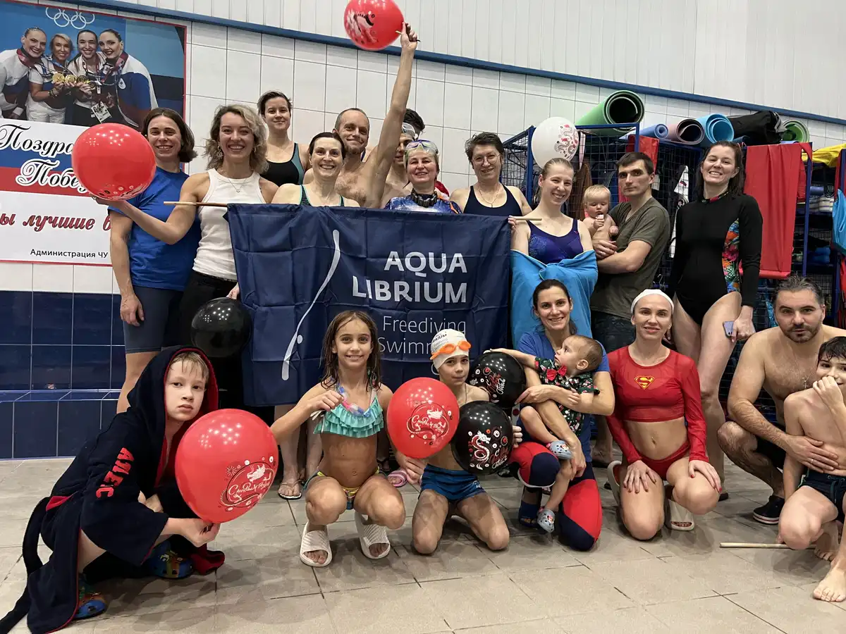 Подводный Новый Год Aqualibrium 2023-2024. Коллективное фото с флагом Aqualibrium.