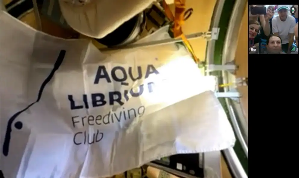 Флаг клуба Aqualibrium в космосе на борту Международной космической станции (МКС)